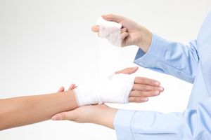 社保工伤八级能赔多少钱