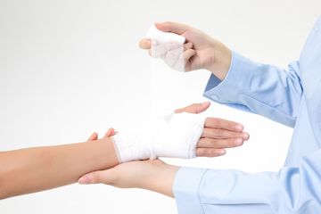 工地工人手指骨折应该赔多少钱