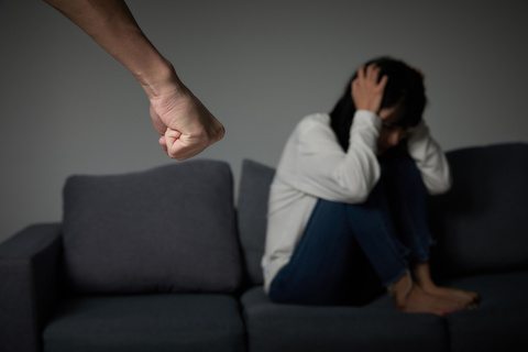 老公家暴起诉离婚可以让他净身出户吗