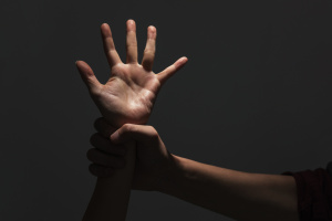 家庭暴力起诉离婚该如何应对