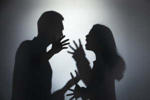 夫妻间的打斗是否属于家庭暴力