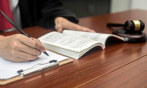 律师申请取保候审的法律规定是什么？,取保候审期间能否工作呢