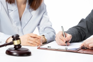 离婚诉讼请律师要多少钱?