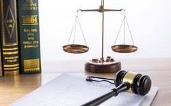 孩子在学校被同学打断牙齿学校有责任吗