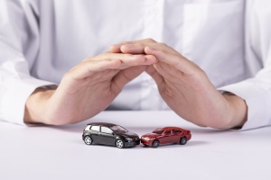 发生交通事故后应该怎么样向保险公司索赔