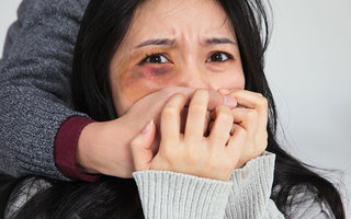 男子被邀进店避雨趁机搂抱女店员，哪些行为构成性骚扰