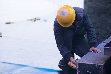 外包工人受伤谁负责