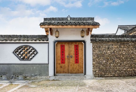 为修路推倒私人围墙是违法的吗