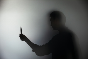 男子打车后持刀抢劫1800元，持刀抢劫未伤人判多久